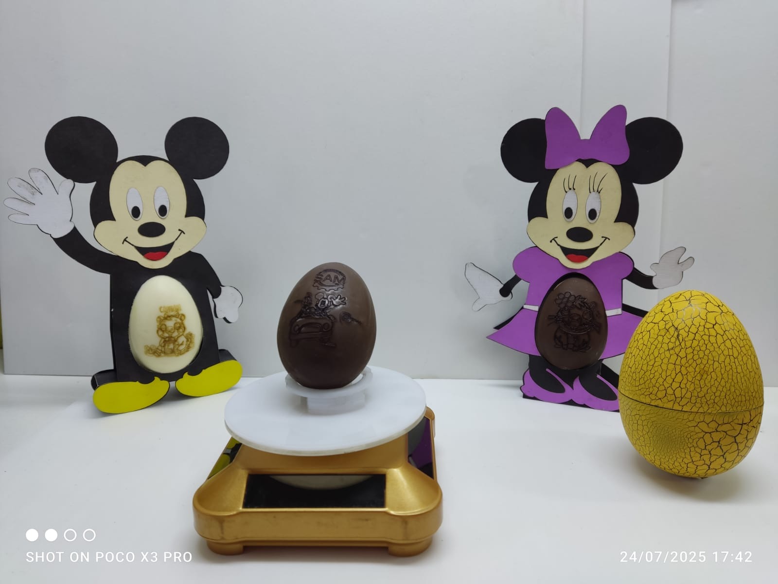 huevo de pascua (chocolate blanco y negro) con relleno de frutas y pecanas – diseño infantil
