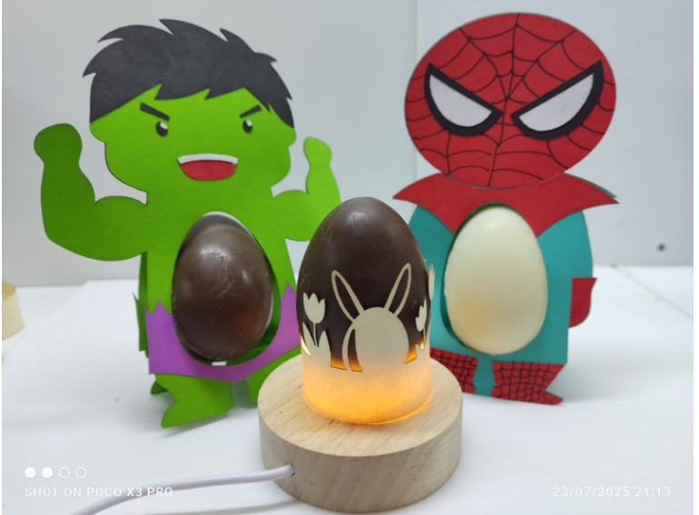 huevo de pascua (chocolate blanco y negro) con relleno de frutas y pecanas – diseño infantil