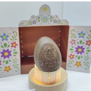 huevo de pascua (chocolate blanco y negro) con relleno de frutas y pecanas – diseño infantil